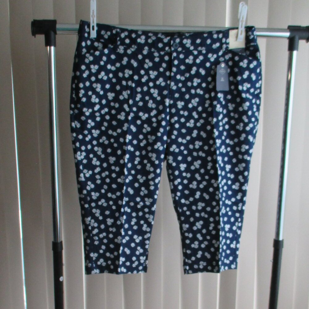NEW St Johns Bay Capri Pant 20W Plus - navy/white daisy flower print